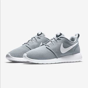 BRAND NEW! Nike Roshe - Men’s 8.5 OBO
